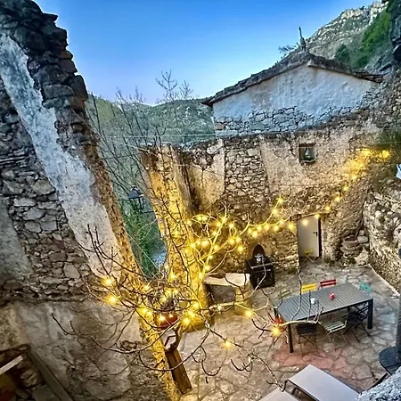 Maison Vue Panoramique Au Centre Du Cirque De Navacelles