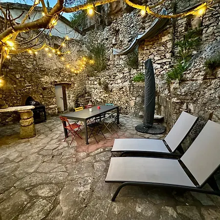 Maison Vue Panoramique Au Centre Du Cirque De Navacelles *