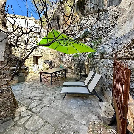 Maison Vue Panoramique Au Centre Du Cirque De Navacelles